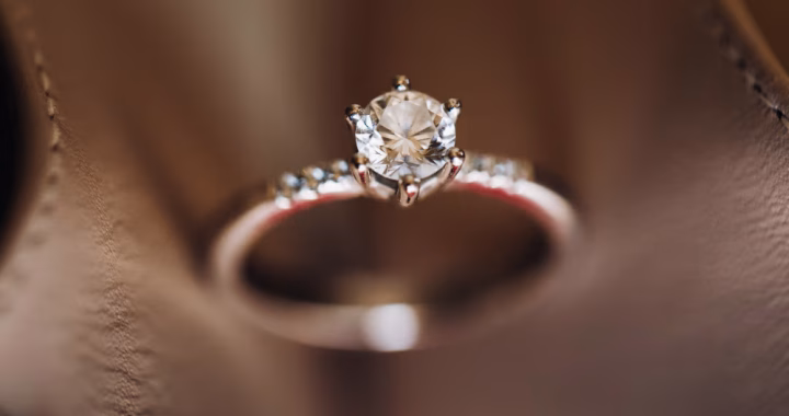 La bague joaillière contemporaine : une évolution discrète, mais profonde