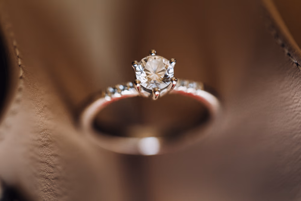 La bague joaillière contemporaine : une évolution discrète, mais profonde
