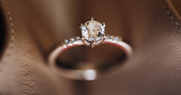La bague joaillière contemporaine : une évolution discrète, mais profonde