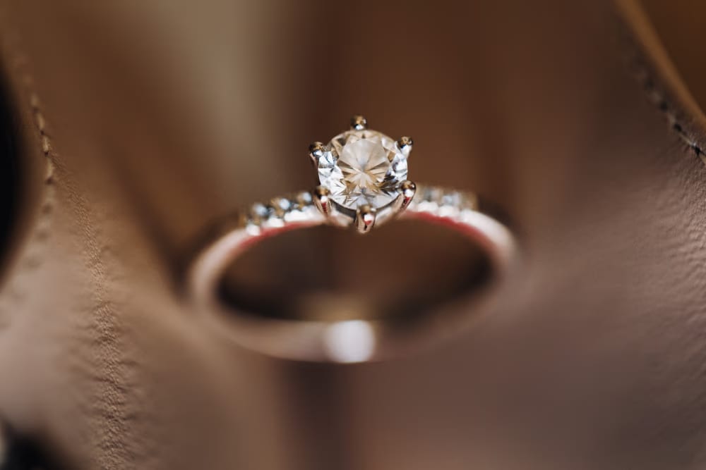 La bague joaillière contemporaine : une évolution discrète, mais profonde
