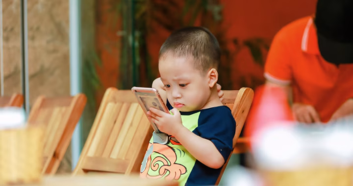 Il faut faire attention aux jeunes enfants lorsqu'ils mangent des noix