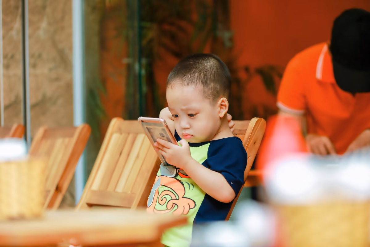 Il faut faire attention aux jeunes enfants lorsqu'ils mangent des noix