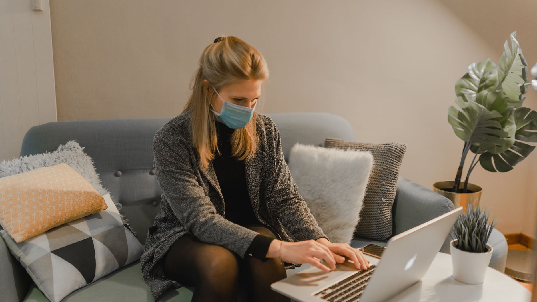 Personne consultant un site de rencontre sur son ordinateur portable